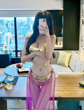 葛征GEZHENG 2024-04-18 17:44:01 紫色纱裙配上金色比基尼三角👙套装