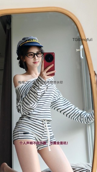 刘二萌 2025-07-06 16:01:02 条纹一字肩套装 #颜值#