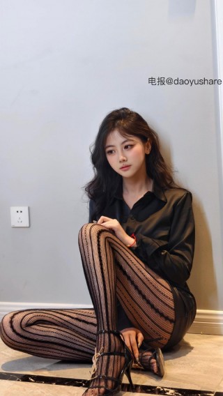 刘二萌 2025-07-06 20:39:34 菱形竖条纹黑丝