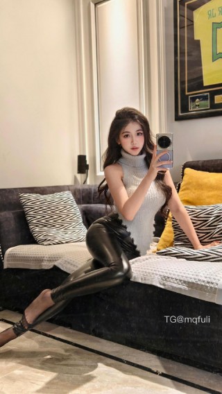 刘二萌 2025-07-06 16:55:26 无袖针织上衣➕皮裤
