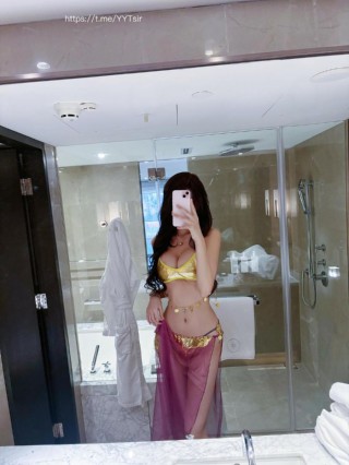 葛征GEZHENG 2024-04-18 17:44:01 紫色纱裙配上金色比基尼三角👙套装