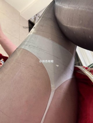 欧yy 2025-05-20 15:12:07 超绝婚服配上肉腿吊带袜