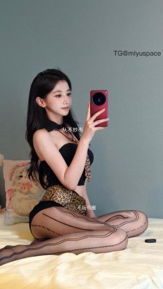 刘二萌 2025-07-23 15:45:03 豹纹领带鱼骨抹胸包臀两件套🤩