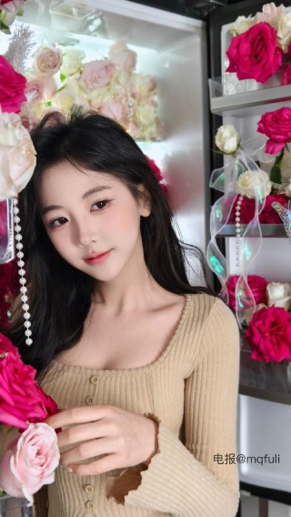 刘二萌 2025-07-09 11:22:50 杏色针织修身套装