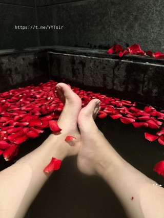 鱼鱼的秘密 2023-08-23 01:29:14 泡玫瑰浴系列👄性感红色蕾丝系带😍红绳