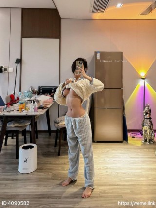 黎允熙baby5 2022-10-24 07:09:12 藏在睡衣里的身材🎀