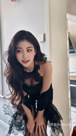 刘二萌 2025-07-06 19:48:40 蕾丝挂脖包臀裙