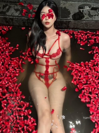 鱼鱼的秘密 2023-08-23 01:29:14 泡玫瑰浴系列👄性感红色蕾丝系带😍红绳