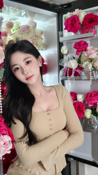 刘二萌 2025-07-09 11:22:50 杏色针织修身套装