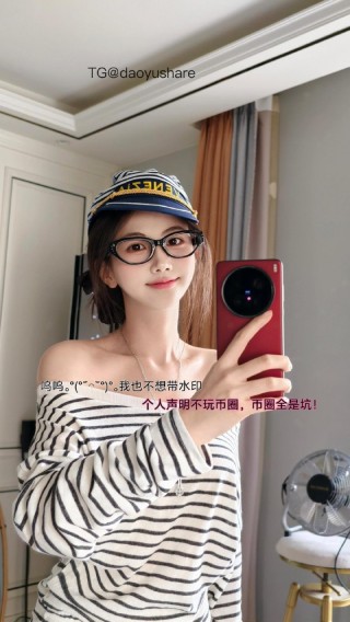 刘二萌 2025-07-06 16:01:02 条纹一字肩套装 #颜值#