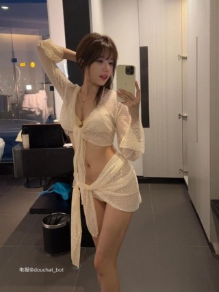 相扑猫 2024-05-31 21:15:31 露脸拍摄来了 穿个泳衣比基尼晒太阳系列