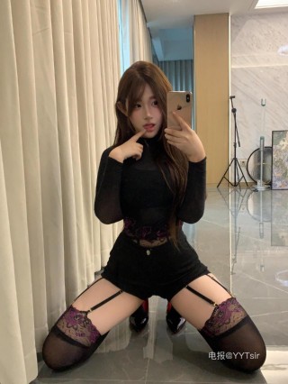 肉肉 2025-07-05 01:08:05 性感吊带丝袜制服红底高跟👠
