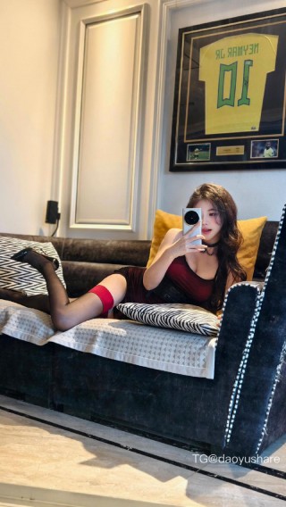 刘二萌 2025-07-07 19:42:34 开衩吊带网纱包臀裙情趣衣👅