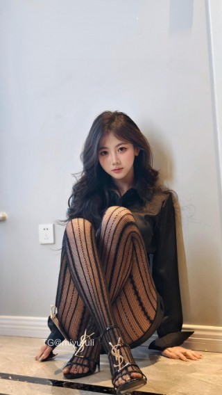 刘二萌 2025-07-06 20:39:34 菱形竖条纹黑丝
