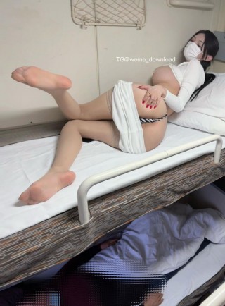 脸红Dearie_ 2023-01-14 18:52:33 高铁之战 肉丝下的si滑感、jia着新道具