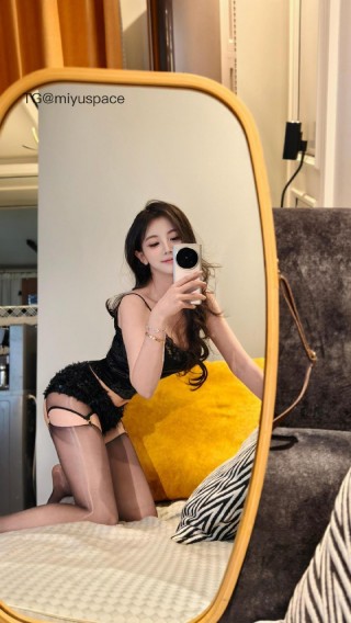 刘二萌 2025-07-08 12:41:25 蕾丝拼接吊 毛绒短裤两件套