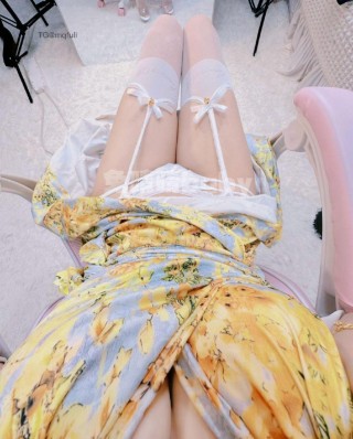 兔晴晴baby 2025-04-25 22:42:09 黄色战袍蕾丝吊带
