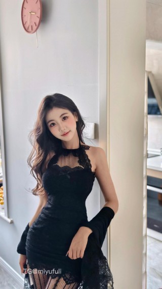 刘二萌 2025-07-06 19:48:40 蕾丝挂脖包臀裙
