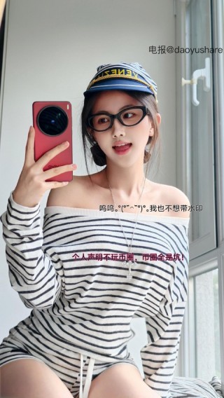 刘二萌 2025-07-06 16:01:02 条纹一字肩套装 #颜值#