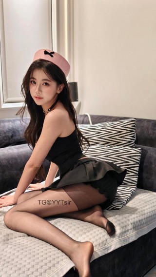 刘二萌 2025-07-06 17:47:38 蝴蝶结抹胸➕蓬蓬裙