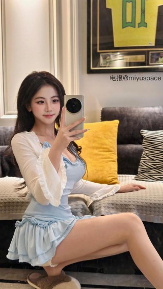 刘二萌 2025-07-08 12:59:51 纯欲花边褶皱V领连衣裙诱惑㊙️