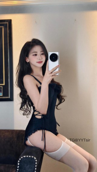 刘二萌 2025-07-15 16:10:41 18张超美大图👅📸 藏蓝色花边连体比基尼🈲