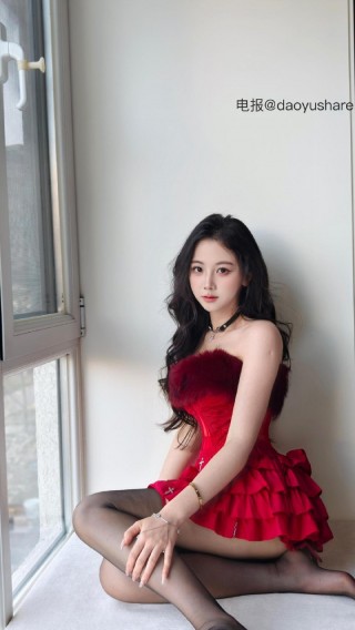 刘二萌 2025-07-11 17:40:54 红色毛茸茸抹胸蛋糕短裙😍