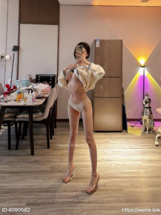 黎允熙baby5 2022-10-24 07:09:12 藏在睡衣里的身材🎀