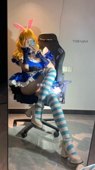 不吃瑜丸啊 2025-05-16 15:32:26 蹦跶到你怀里可不可以 #妲己爱丽丝#
