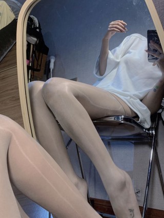 陈佩奇 2021-10-01 12:36:58 这个腿袜绝了 真的好好看