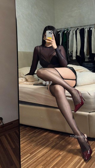 二雪女士 2025-05-26 11:58:54 油亮丝衣搭配油亮吊带 酒红漆皮高跟👠