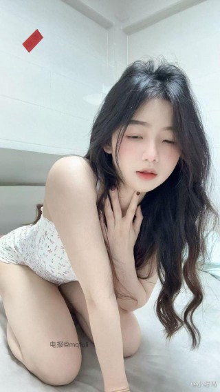 是小野马 2025-05-07 19:56:57 付费贴 性感碎花连体衣
