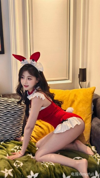 刘二萌 2025-07-08 13:56:00 圣诞cos兔女郎抹胸制服🔞