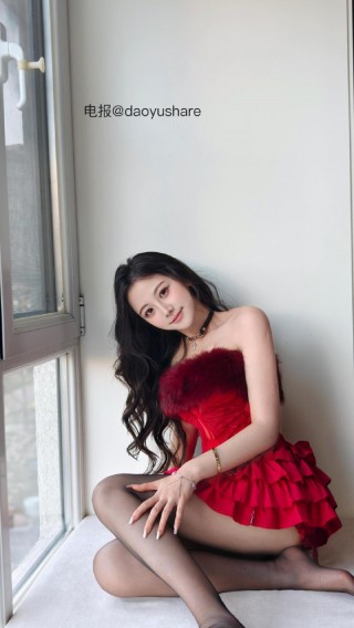 刘二萌 2025-07-11 17:40:54 红色毛茸茸抹胸蛋糕短裙😍