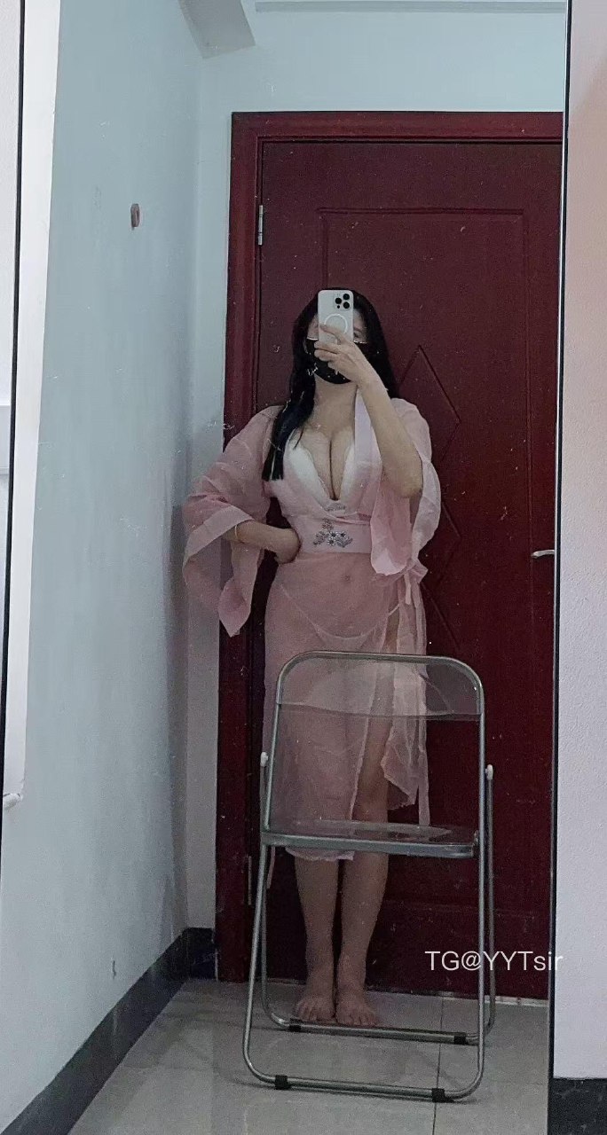 美艳老嫂子 2025-05-31 02:28:32 睡袍套装+👙嫂子私房深V套装