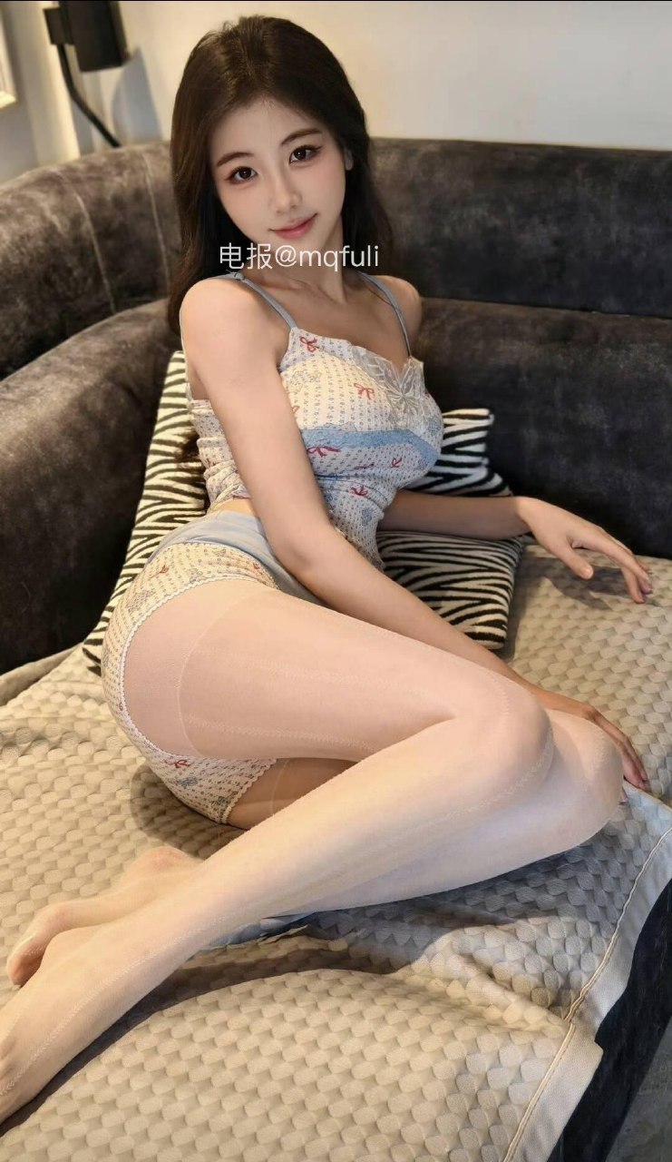 刘二萌 2025-05-27 02:35:01 各种角度自拍对着镜头肆意展示