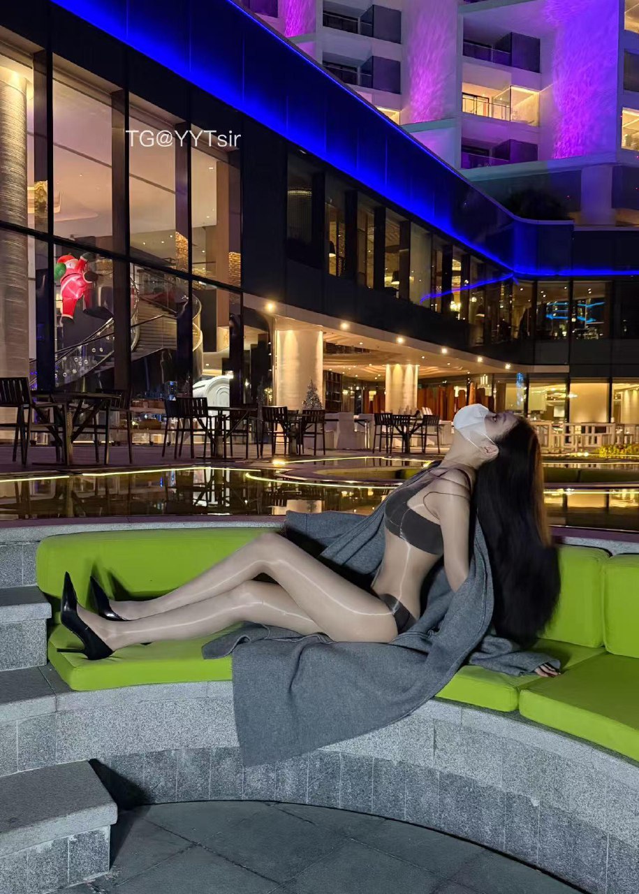 唐十七 2025-05-28 15:05:46 户内外大片x13张🥰 油亮丝袜包裹全身