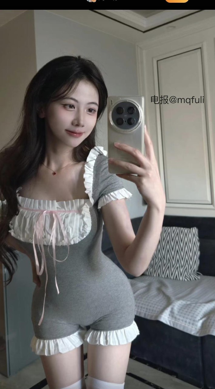 刘二萌 2025-05-26 22:41:59 宝宝👶🏻!!精品限量版写真📸绝美 纯欲诱惑🦵