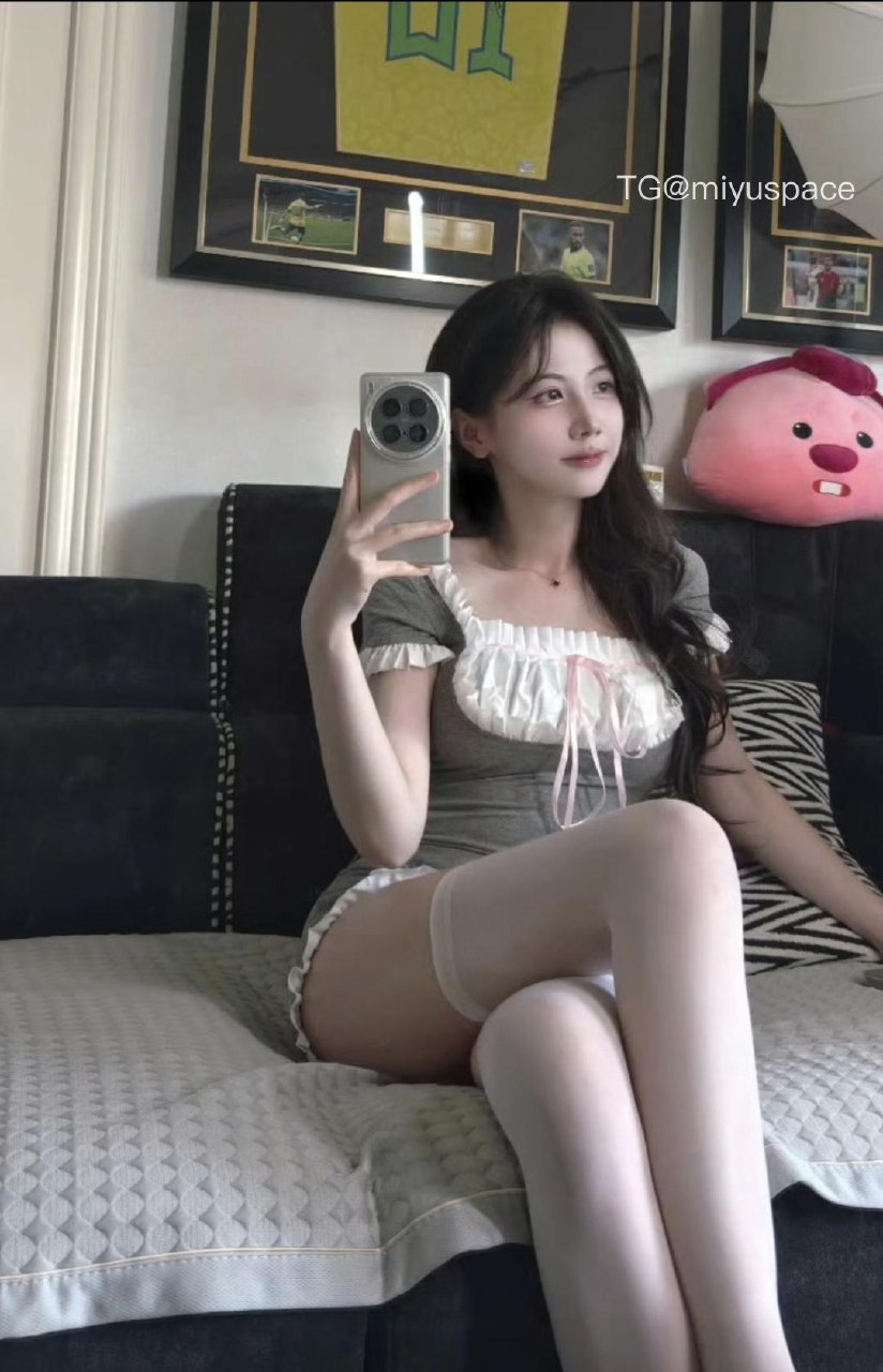 刘二萌 2025-05-26 22:41:59 宝宝👶🏻!!精品限量版写真📸绝美 纯欲诱惑🦵