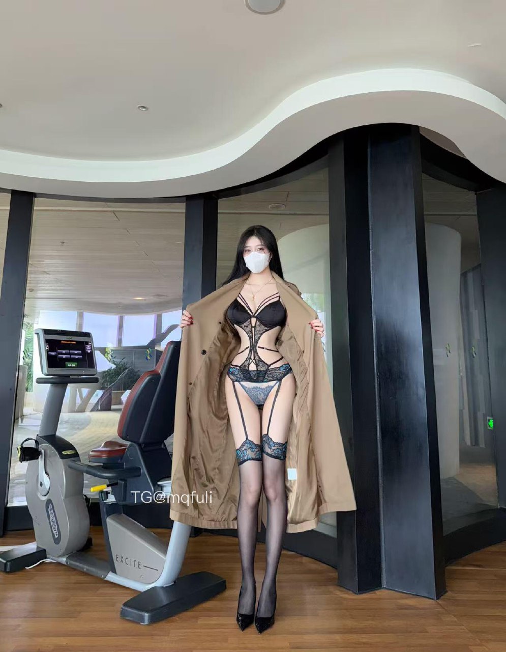 唐十七 2025-05-28 15:07:13 风衣下的秘密㊙️大片x14张御姐风超级🔥