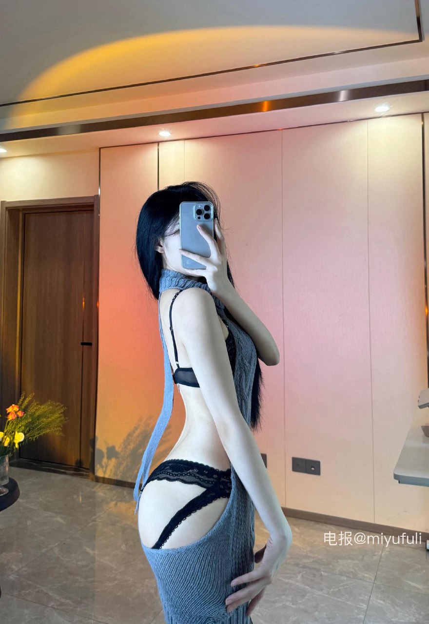 唐十七 2025-05-29 18:11:34 露背毛衣包臀短裙系列大片