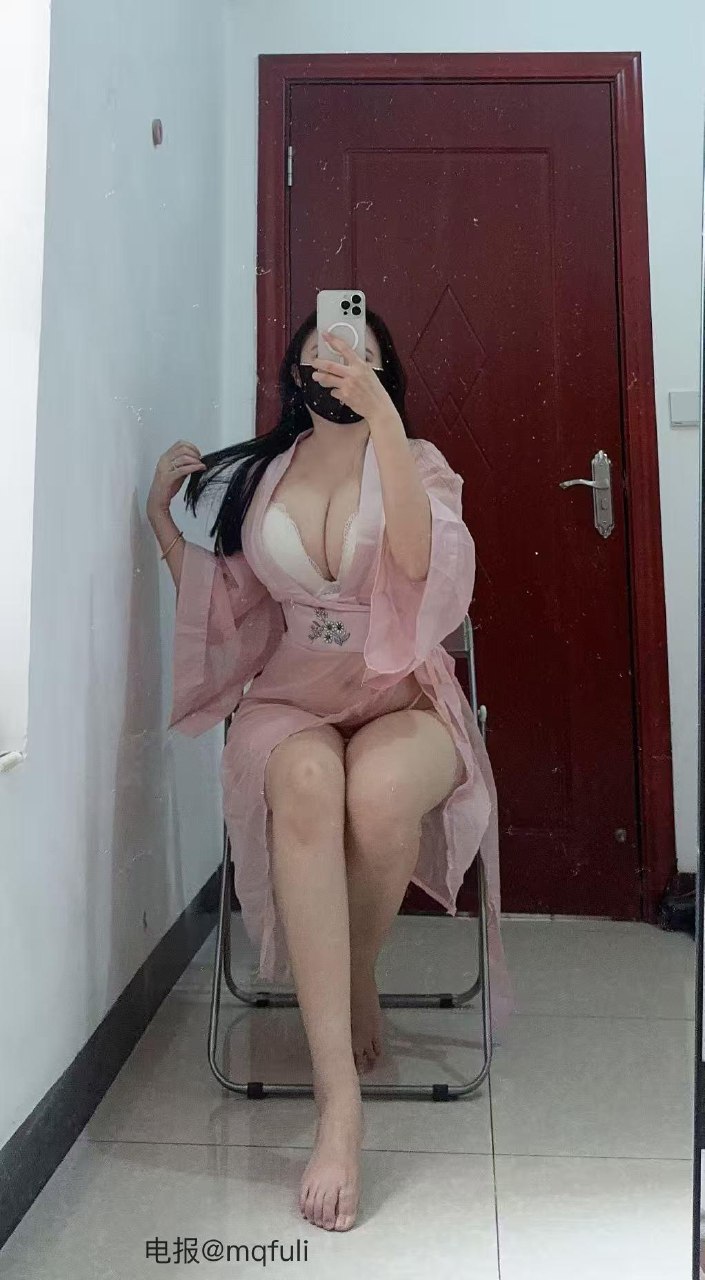 美艳老嫂子 2025-05-31 02:28:32 睡袍套装+👙嫂子私房深V套装