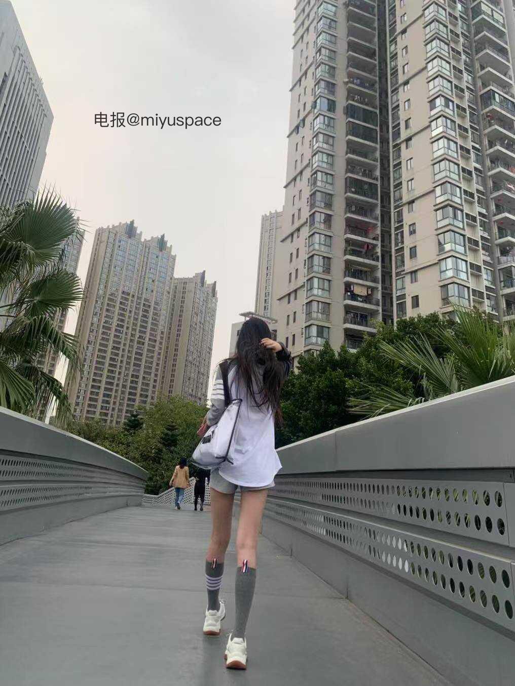 皮卡邱 2025-05-29 14:33:23 绿的叶片,在夕阳的光照里,形成了一片绵延的泼墨彩画。
