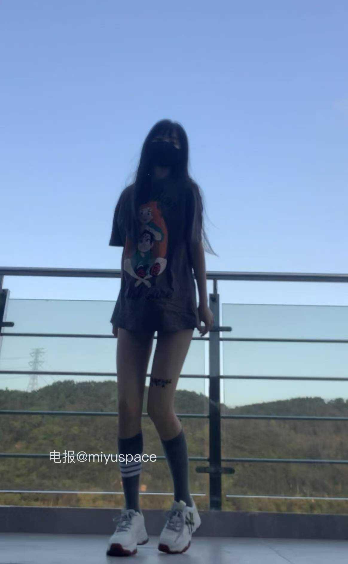 皮卡邱 2025-05-29 14:33:23 绿的叶片,在夕阳的光照里,形成了一片绵延的泼墨彩画。