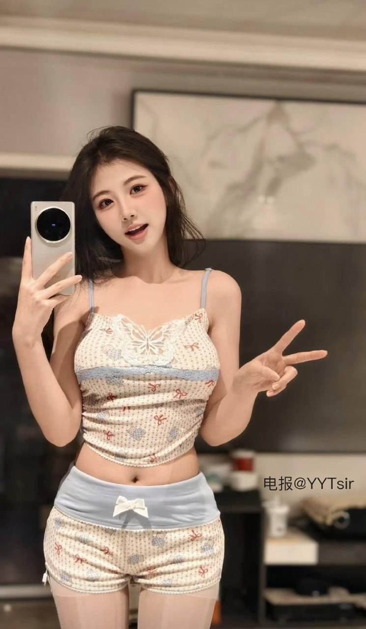 刘二萌 2025-05-27 02:35:01 各种角度自拍对着镜头肆意展示