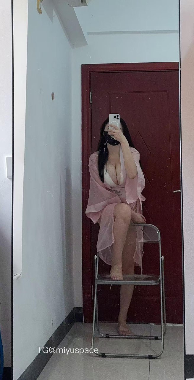 美艳老嫂子 2025-05-31 02:28:32 睡袍套装+👙嫂子私房深V套装