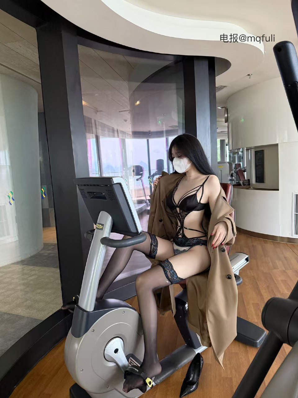 唐十七 2025-05-28 15:07:13 风衣下的秘密㊙️大片x14张御姐风超级🔥