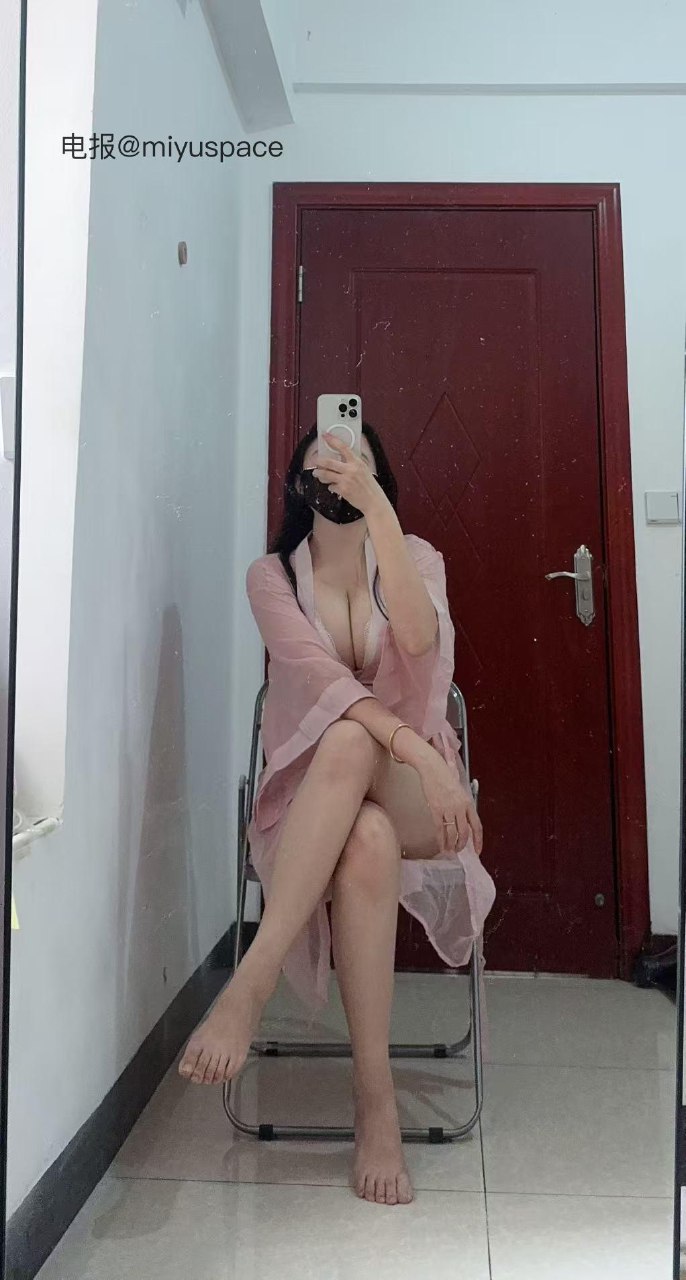 美艳老嫂子 2025-05-31 02:28:32 睡袍套装+👙嫂子私房深V套装