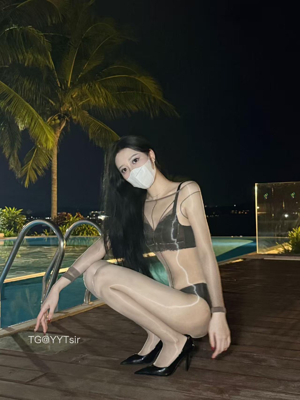 唐十七 2025-05-28 15:05:46 户内外大片x13张🥰 油亮丝袜包裹全身