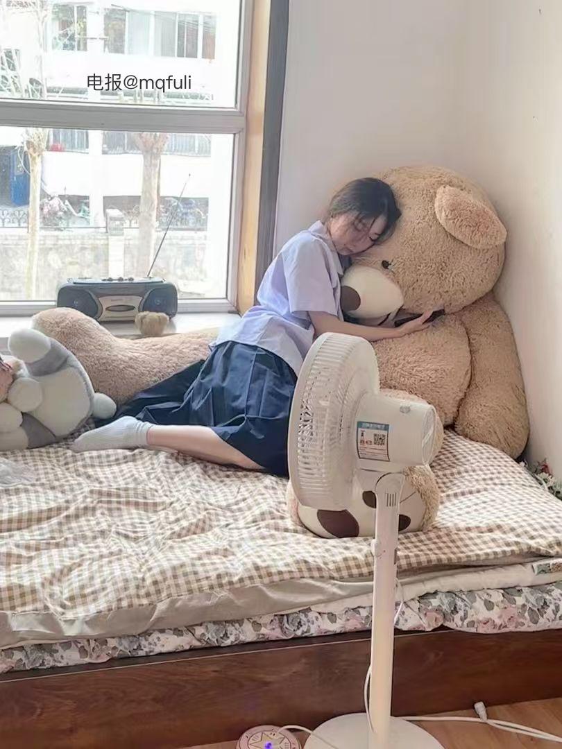 六六酱 2025-05-26 10:29:22 抱抱小熊 抱抱.....